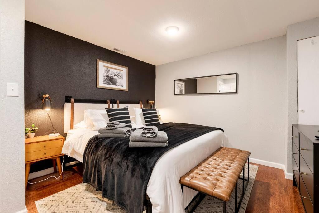Adorable 2-Bedroom Modern Basement Denver Exterior photo