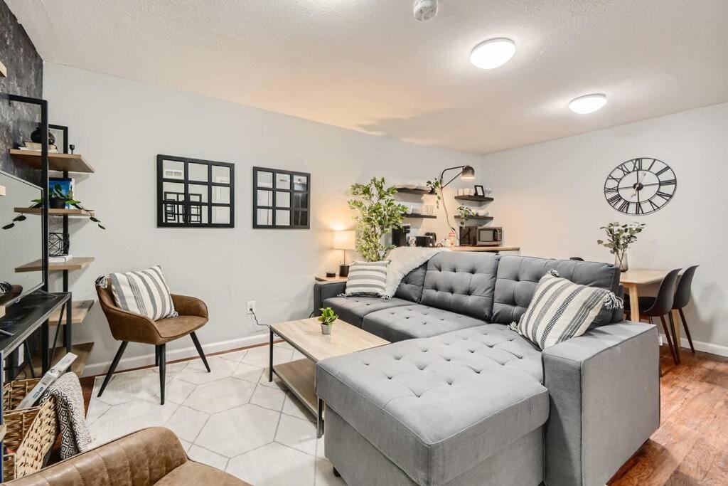 Adorable 2-Bedroom Modern Basement Denver Exterior photo