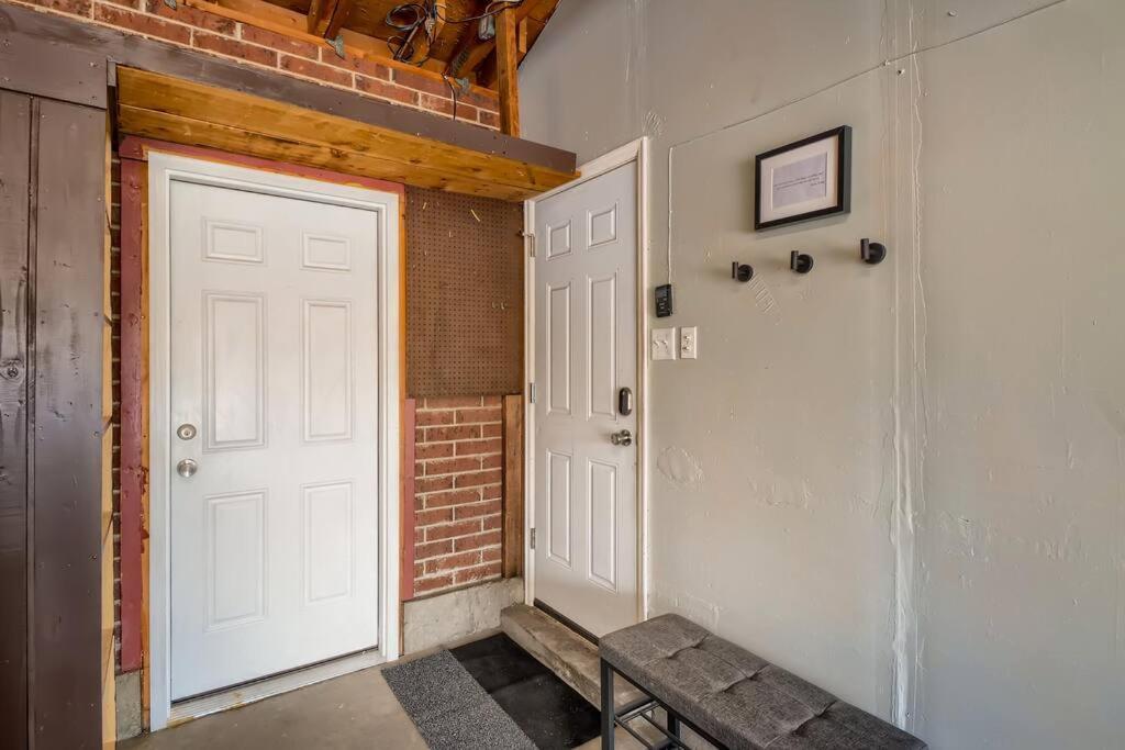 Adorable 2-Bedroom Modern Basement Denver Exterior photo