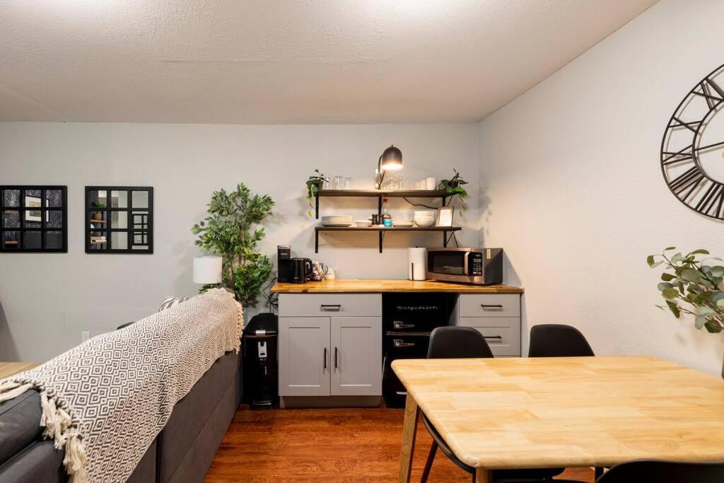 Adorable 2-Bedroom Modern Basement Denver Exterior photo
