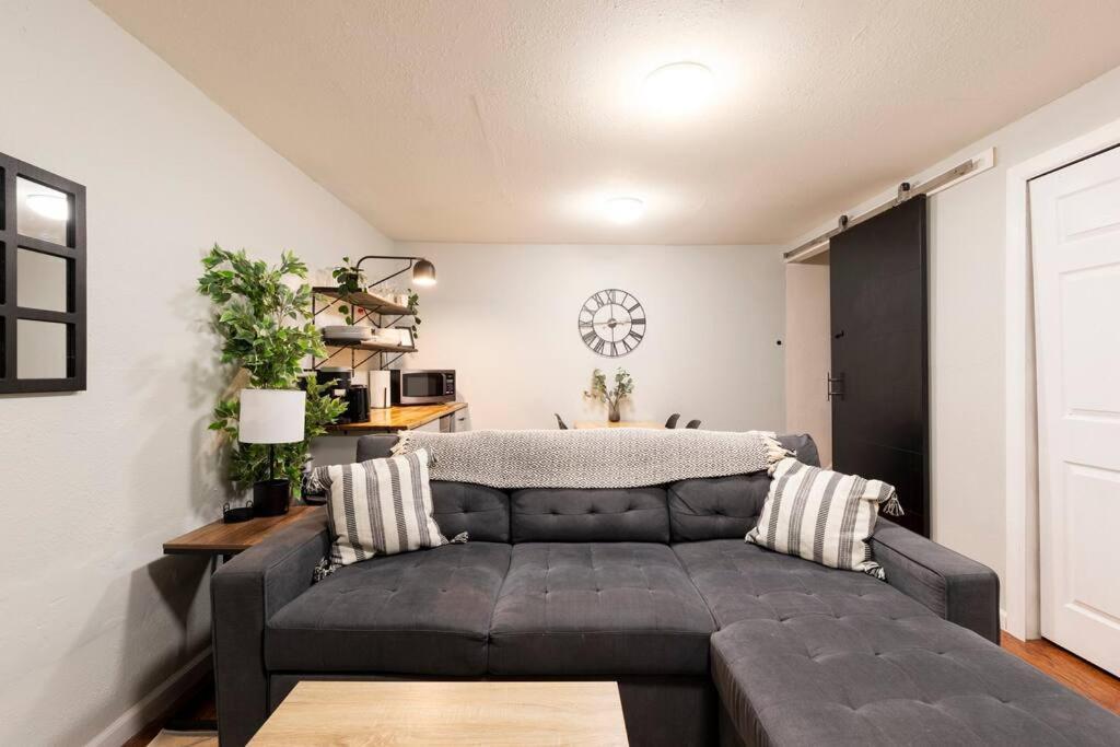 Adorable 2-Bedroom Modern Basement Denver Exterior photo