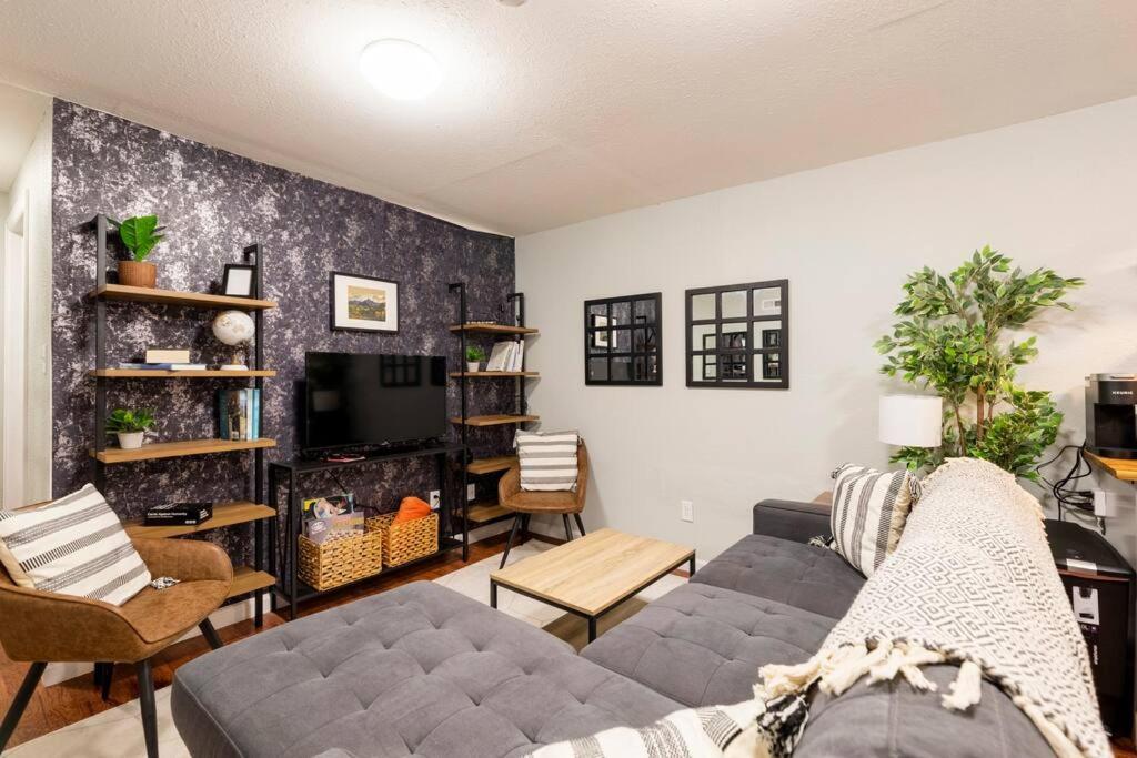 Adorable 2-Bedroom Modern Basement Denver Exterior photo