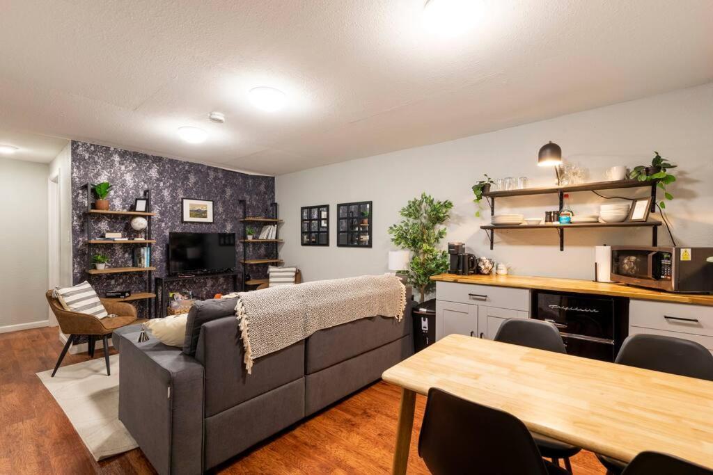 Adorable 2-Bedroom Modern Basement Denver Exterior photo